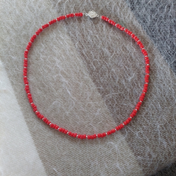 Handmade red beaded necklace with silver spacers and 925 silver clasp - Picture 4 of 7